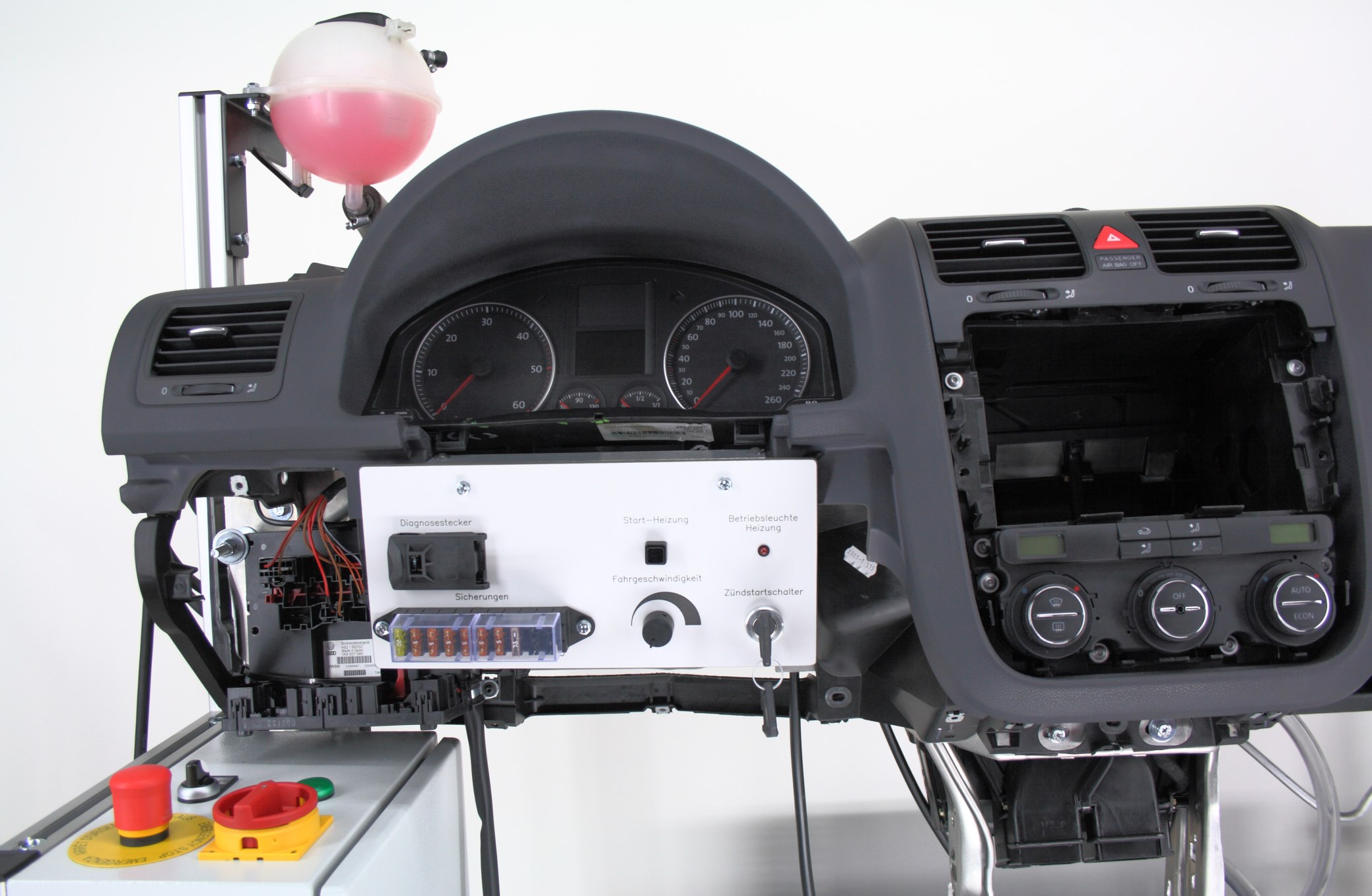 Detailansicht der Armaturentafel des VW-Climatronic Schulungsstands
