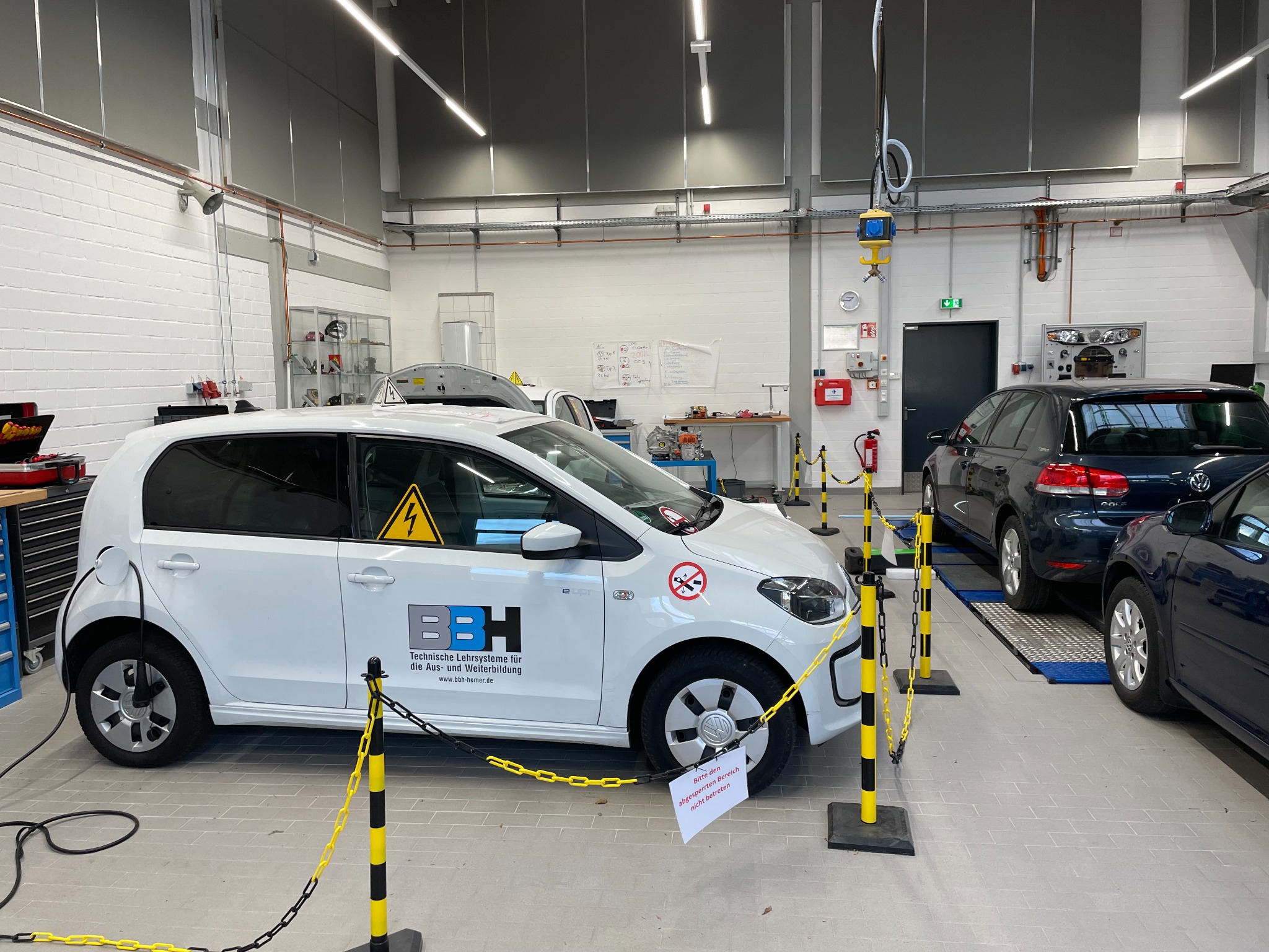 Schulungsfahrzeug E-Up mit geöffnetem Innenraum und Hochvolt-Diagnoseausstattung